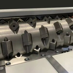 Technical diagram comparing the mechanical cutting mechanisms of a single-shaft shredder with hydraulic pusher ram and a multi-shaft heavy-duty shredder with interlocking claw blades. - single-shaft shredder